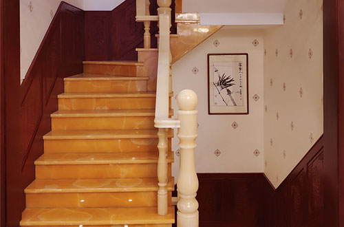 西夏中式别墅室内汉白玉石楼梯的定制安装装饰效果